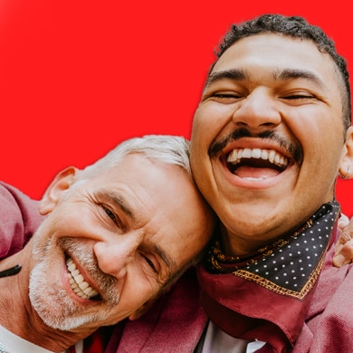 pasangan berseronok dan menunjukkan senyuman mereka