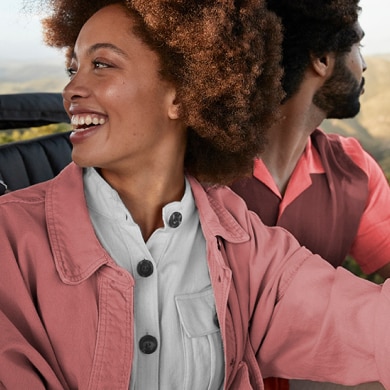 pasangan tersenyum ketika pengembaraan