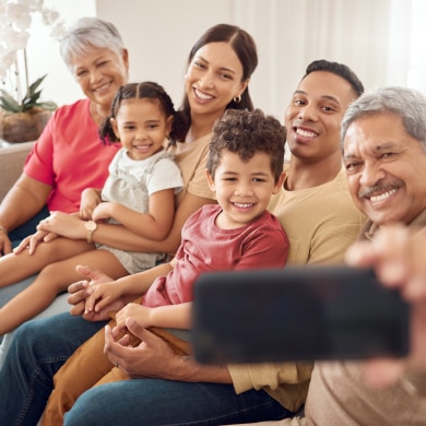 keluarga tersenyum mengambil selfie