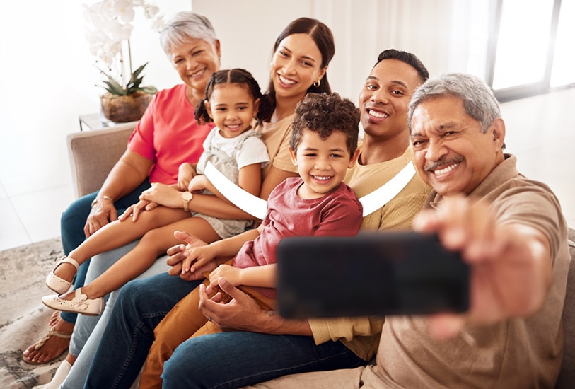 keluarga tersenyum mengambil selfie