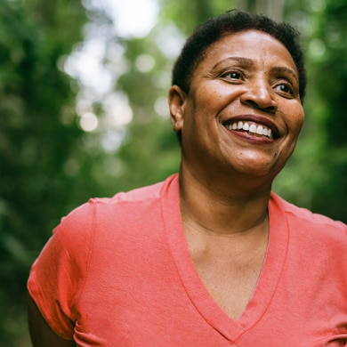 Wanita tua tersenyum