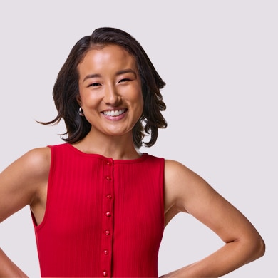 wanita muda tersenyum lalu menunjukkan giginya yang putih