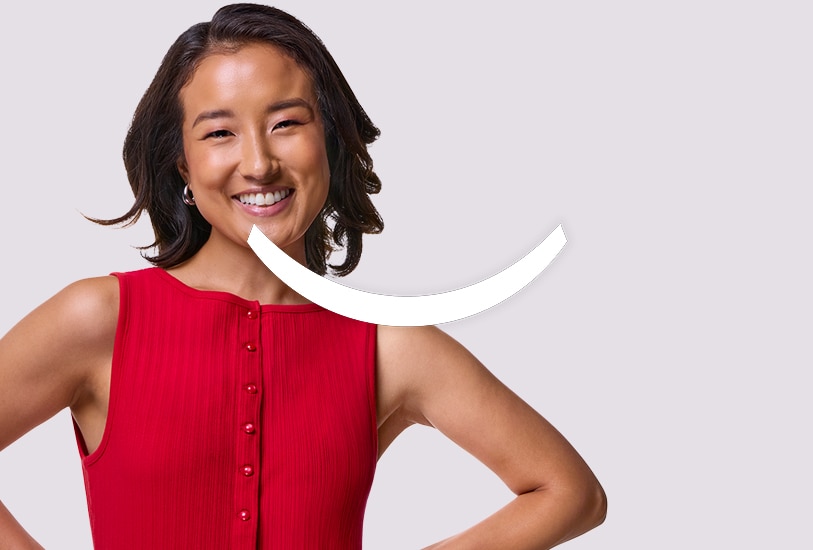 wanita muda tersenyum lalu menunjukkan giginya yang putih