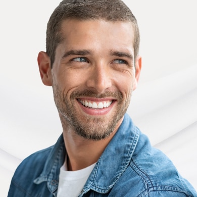 lelaki muda tersenyum