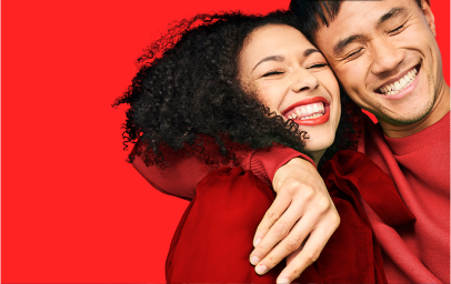 Wanita dan kanak-kanak ketawa dalam gelongsor