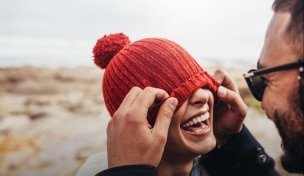 Dua wanita membawa beg galas berjalan di kawasan luar bandar