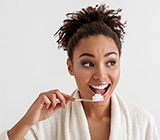 Bagaimana Cara Memutihkan Gigi di Rumah?