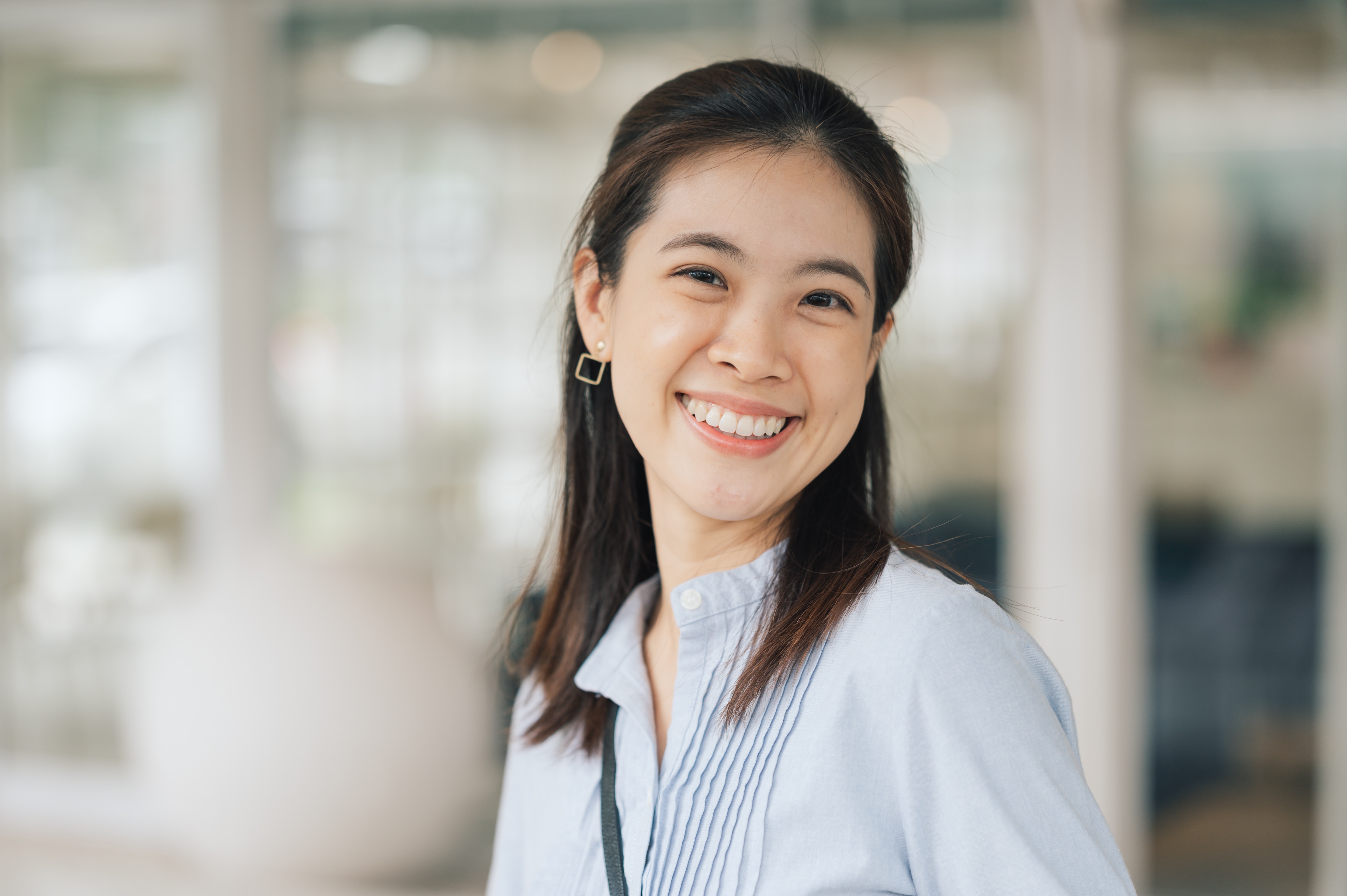 young lady smiling, showcasing bright teeth unaffected by yellow stains 