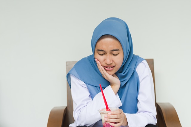 Patient experiencing severe toothache