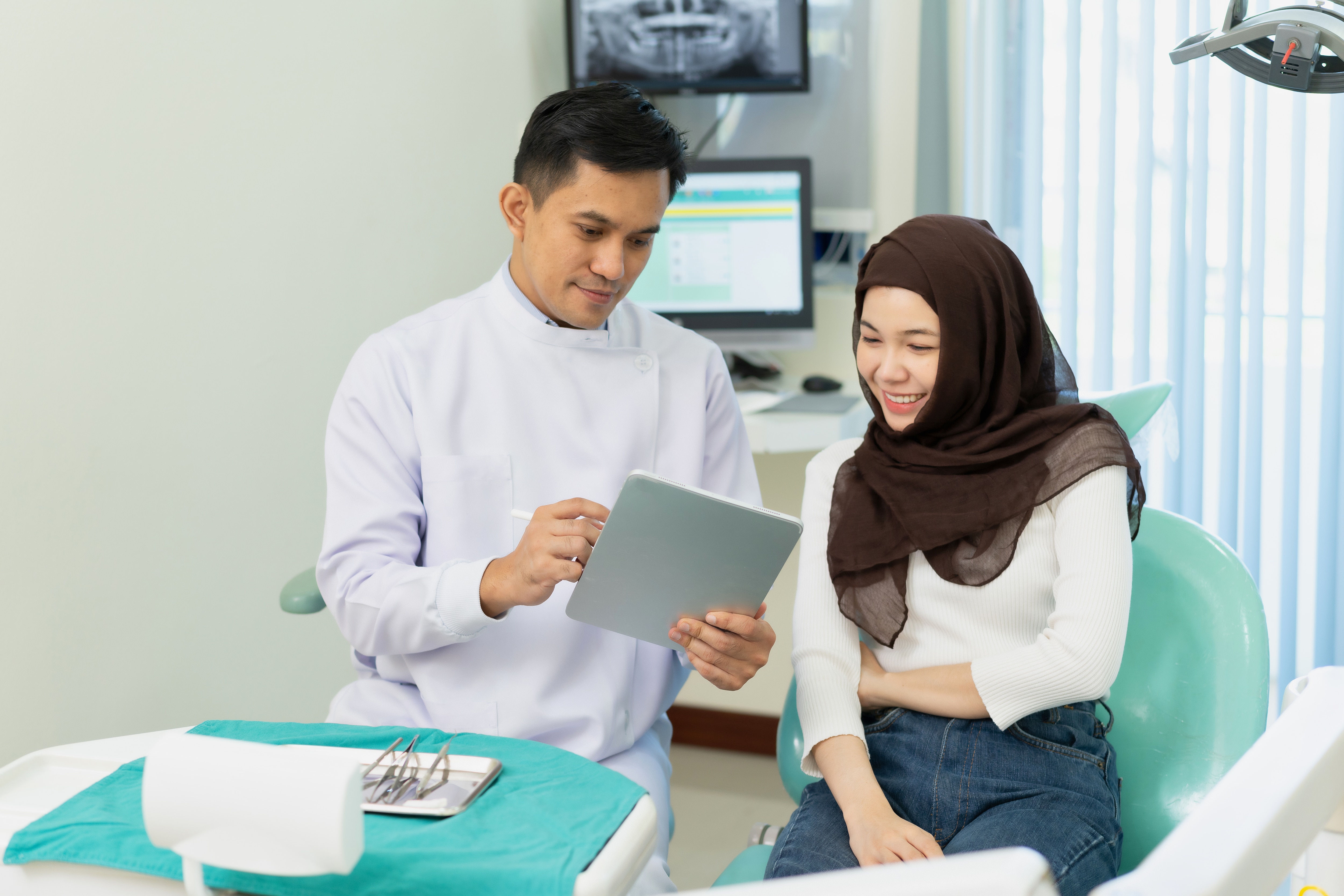 A young woman is getting medical assistance for swollen gums.