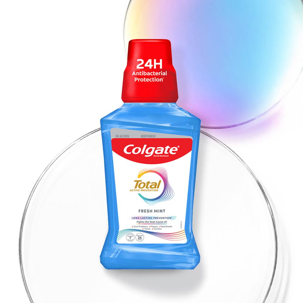 Colgate Total Fresh Mint Mouthwash dengan dua cawan petri di latar belakang