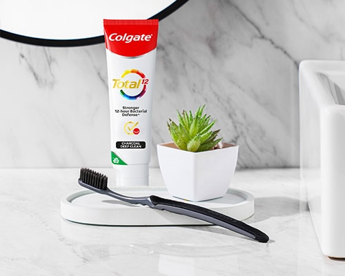 Sikat Gigi Colgate SlimSoft Charcoal dengan Pasta Gigi Colgate Total Plaque Release